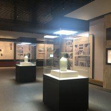 博物館全景玻璃文物展示柜 深圳博物館展柜定制與文物保護工程設計探析